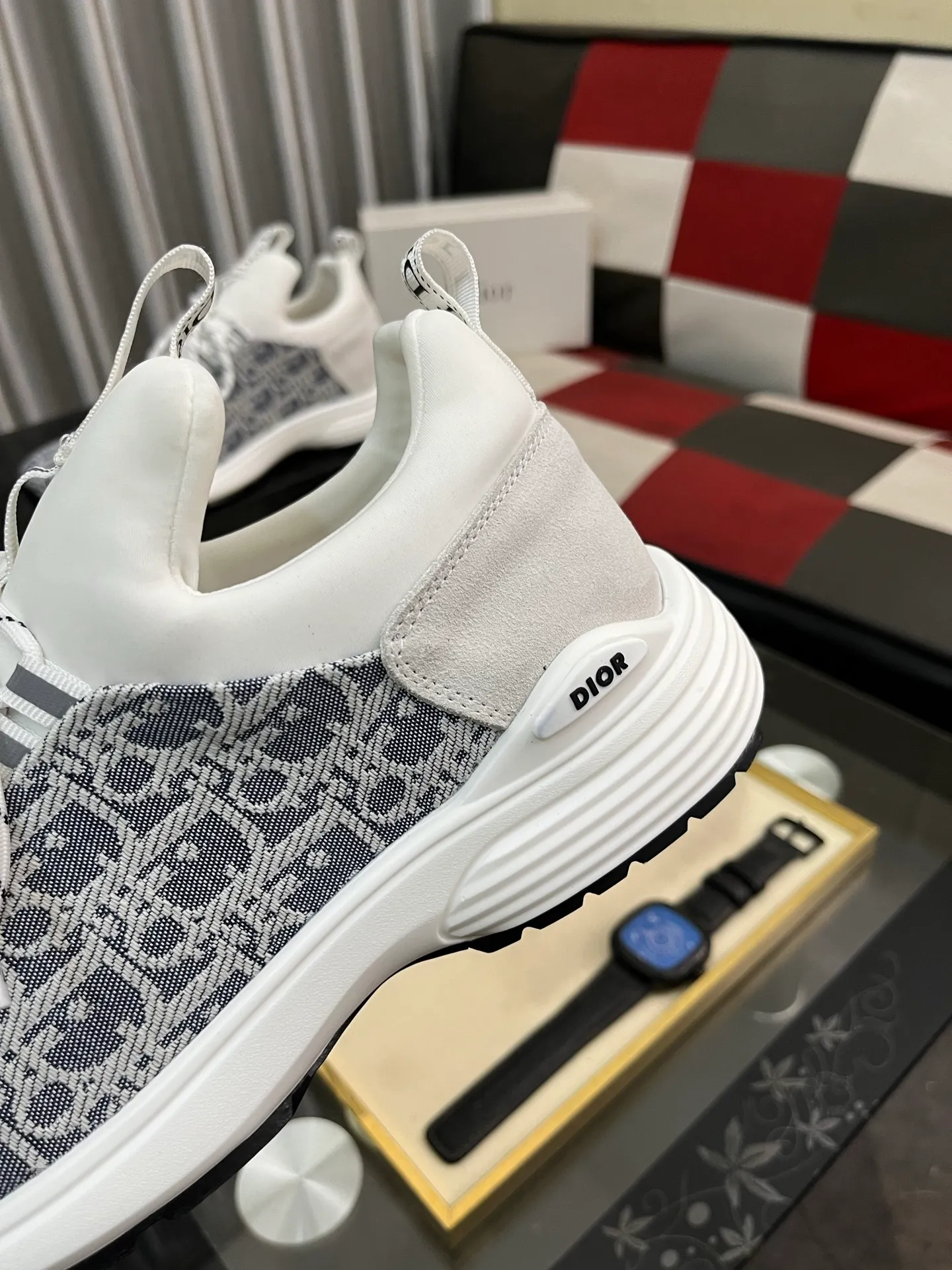 Men's Men's Shoes💰440⌚️⌚️ Dior's casual and sporty style combines the elements of dad's bag-soled shoes, successfully breaking through the dad shoe style that has been on the streets in recent years, and becoming a beautiful landscape in luxury goods. The fabric is high mercerized with breathable mesh, and the mesh on both sides of the shoe is made of three layers of composite technology. The bottom process uses package molding fabrics: imported high mercerized 🐂 cowhide stitching with original customized D-shaped mesh code number: 38-443️⃣Colors available